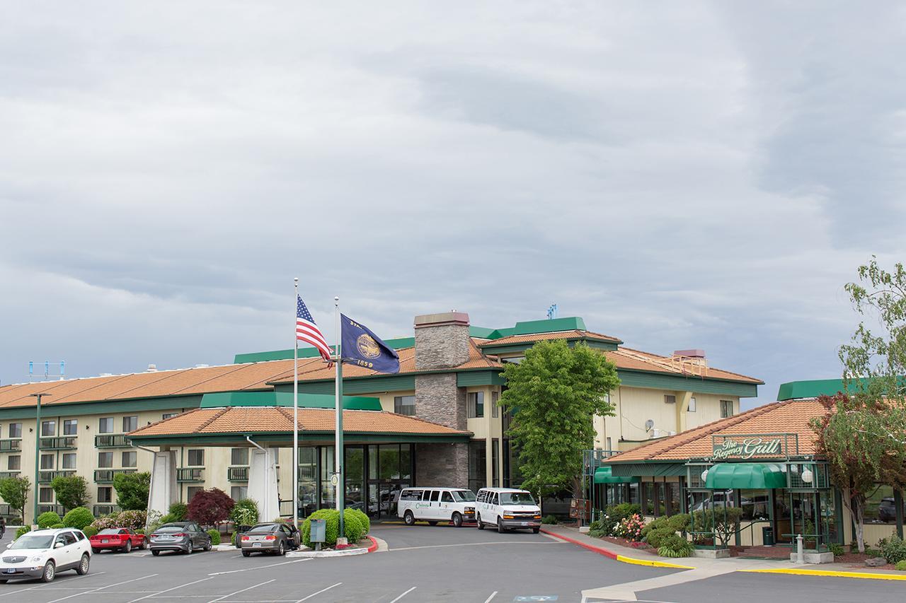 Rogue Regency Inn & Suites Medford Kültér fotó